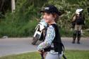 Menina fã da Polícia Militar recebe surpresa de policiais femininas em Colombo, na RMC
