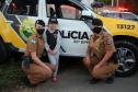 Menina fã da Polícia Militar recebe surpresa de policiais femininas em Colombo, na RMC