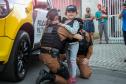 Menina fã da Polícia Militar recebe surpresa de policiais femininas em Colombo, na RMC