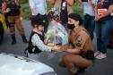 Menina fã da Polícia Militar recebe surpresa de policiais femininas em Colombo, na RMC
