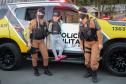 Menina fã da Polícia Militar recebe surpresa de policiais femininas em Colombo, na RMC