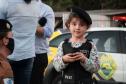 Menina fã da Polícia Militar recebe surpresa de policiais femininas em Colombo, na RMC