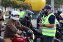 No Dia do Motociclista, BPTran faz blitz educativa e distribui antena corta fio pra evitar acidentes com linha de cerol