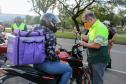 No Dia do Motociclista, BPTran faz blitz educativa e distribui antena corta fio pra evitar acidentes com linha de cerol