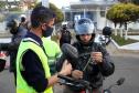 No Dia do Motociclista, BPTran faz blitz educativa e distribui antena corta fio pra evitar acidentes com linha de cerol