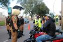 No Dia do Motociclista, BPTran faz blitz educativa e distribui antena corta fio pra evitar acidentes com linha de cerol
