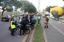 No Dia do Motociclista, BPTran faz blitz educativa e distribui antena corta fio pra evitar acidentes com linha de cerol