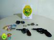 PM recupera motocicleta roubada e apreende armas de fogo e porções de drogas no Noroeste do estado
