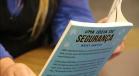 Filho de policial militar lança livro com orientações de segurança para crianças e jovens