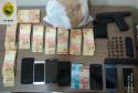 No Norte do PR, PM apreende armas, drogas e R$ 9 mil em dinheiro
