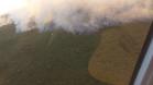 Helicóptero da PM auxilia no combate a incêndio em Ilha Grande