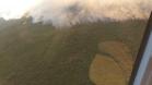 Helicóptero da PM auxilia no combate a incêndio em Ilha Grande