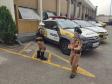 Fãs mirins do Batalhão de Trânsito da PM fazem visita e recebem presente dos policiais militares