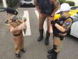 Fãs mirins do Batalhão de Trânsito da PM fazem visita e recebem presente dos policiais militares