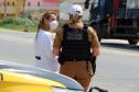 Policiais femininas fazem blitz de conscientização sobre prevenção ao câncer de mama em rodovia da RMC