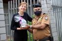 Colégio da Polícia Militar presta homenagem aos professores com entrega de mimo em casa