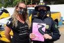Policiais femininas fazem blitz de conscientização sobre prevenção ao câncer de mama em rodovia da RMC