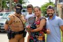 ONG doa brinquedos e Polícia Militar faz a entrega de presentes de Natal para crianças carentes em Pontal do Paraná