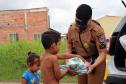 ONG doa brinquedos e Polícia Militar faz a entrega de presentes de Natal para crianças carentes em Pontal do Paraná