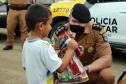 ONG doa brinquedos e Polícia Militar faz a entrega de presentes de Natal para crianças carentes em Pontal do Paraná