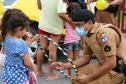 ONG doa brinquedos e Polícia Militar faz a entrega de presentes de Natal para crianças carentes em Pontal do Paraná