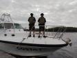 Embarcação da Polícia Ambiental faz transporte de arrecadações para população afetada pelas chuvas em Guaraqueçaba, no Litoral