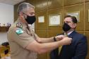 Comandante-Geral da PM entrega medalha de Mérito a advogado e pesquisador de Foz do Iguaçu