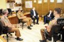 Comandante-Geral da PM entrega medalha a arcebispo de Curitiba, na Capital do estado