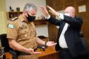 Comandante-Geral da PM entrega medalha a arcebispo de Curitiba, na Capital do estado