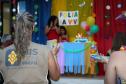 Menina de 10 anos recebe visita de policiais militares em seu aniversário, em Antonina 