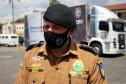 Policiais militares passam por instrução de tiro em caminhão de treinamento com simulador