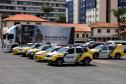 Policiais militares passam por instrução de tiro em caminhão de treinamento com simulador