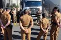 Policiais militares passam por instrução de tiro em caminhão de treinamento com simulador