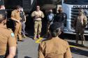 Policiais militares passam por instrução de tiro em caminhão de treinamento com simulador