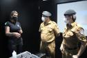Policiais militares passam por instrução de tiro em caminhão de treinamento com simulador