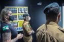 Policiais militares passam por instrução de tiro em caminhão de treinamento com simulador