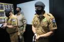 Policiais militares passam por instrução de tiro em caminhão de treinamento com simulador