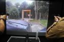 Policiais militares passam por instrução de tiro em caminhão de treinamento com simulador