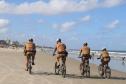 Patrulhamento com bicicletas aproxima policiais da população durante a temporada
