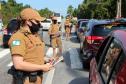 PM presta orientações sobre prevenção ao coronavírus, dengue e perturbação de sossego durante blitz em Pontal do Paraná (PR)
