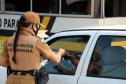 PM presta orientações sobre prevenção ao coronavírus, dengue e perturbação de sossego durante blitz em Pontal do Paraná (PR)