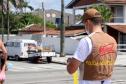 Durante blitz educativa, PM leva conscientização à população com abordagens educativas e lúdicas em Matinhos (PR)