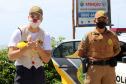 Durante blitz educativa, PM leva conscientização à população com abordagens educativas e lúdicas em Matinhos (PR)