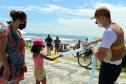 Durante blitz educativa, PM leva conscientização à população com abordagens educativas e lúdicas em Matinhos (PR)