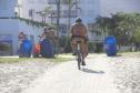 Patrulhamento com bicicletas aproxima policiais da população durante a temporada