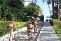 Patrulhamento com bicicletas aproxima policiais da população durante a temporada
