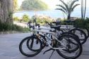 Patrulhamento com bicicletas aproxima policiais da população durante a temporada