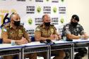 Um grupo responsável pelo tráfico de drogas na região da Vitória Régia, no bairro Cidade Industrial de Curitiba (CIC), foi alvo da Operação Palácios, da Polícia Militar, nesta terça-feira (30). As equipes cumpriram 23 mandados de busca e apreensão e 12 mandados de prisão em pontos de venda e consumo de drogas e nas residências de pessoas envolvidas com a atividade criminosa. A operação prendeu dez pessoas. Mais de R$ 55 mil em dinheiro, além de pistola e drogas (cocaína, maconha e crack) foram apreendidos.