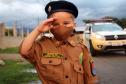 Menino admirador da PM recebe visita de policiais e ganha fardinha de presente de aniversário em Morretes (PR)