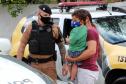Polícia Militar faz surpresa e entrega fardinha para menino fã da Corporação em Pinhais, na RMC